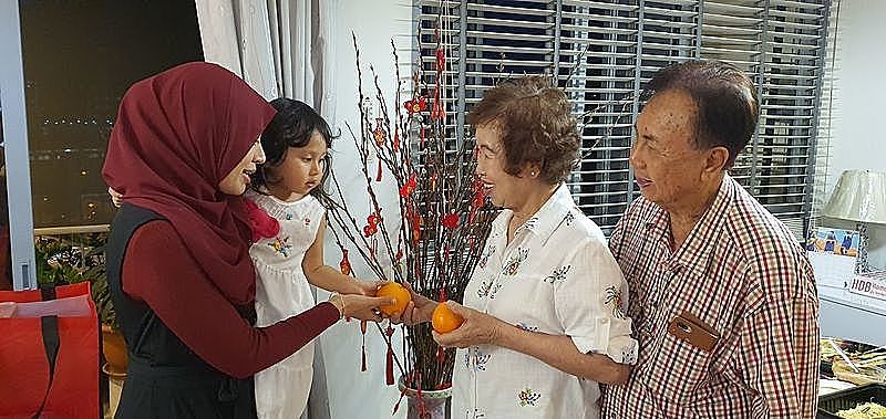 Chinese new year visiting exchange oranges
